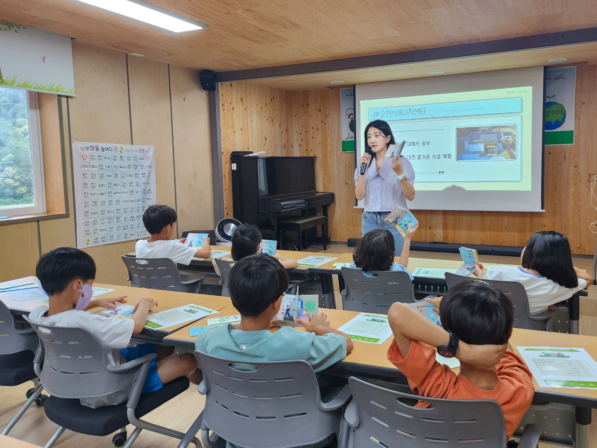 ▲한국투자증권은 20일 전남 순천 SOS어린이마을 아동들을 대상으로 태양광 에너지 체험 교육을 진행했다.(한국투자증권 제공)