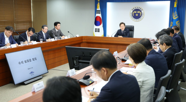 ▲<YONHAP PHOTO-5072> 이재명 대통령, 수석보좌관회의 주재 (서울=연합뉴스) 한상균 기자 = 이재명 대통령이 23일 용산 대통령실에서 제1차 수석보좌관회의를 주재하고 있다. 2025.6.23 xyz@yna.co.kr/2025-06-23 14:42:20/<저작권자 ⓒ 1980-2025 ㈜연합뉴스. 무단 전재 재배포 금지, AI 학습 및 활용 금지>