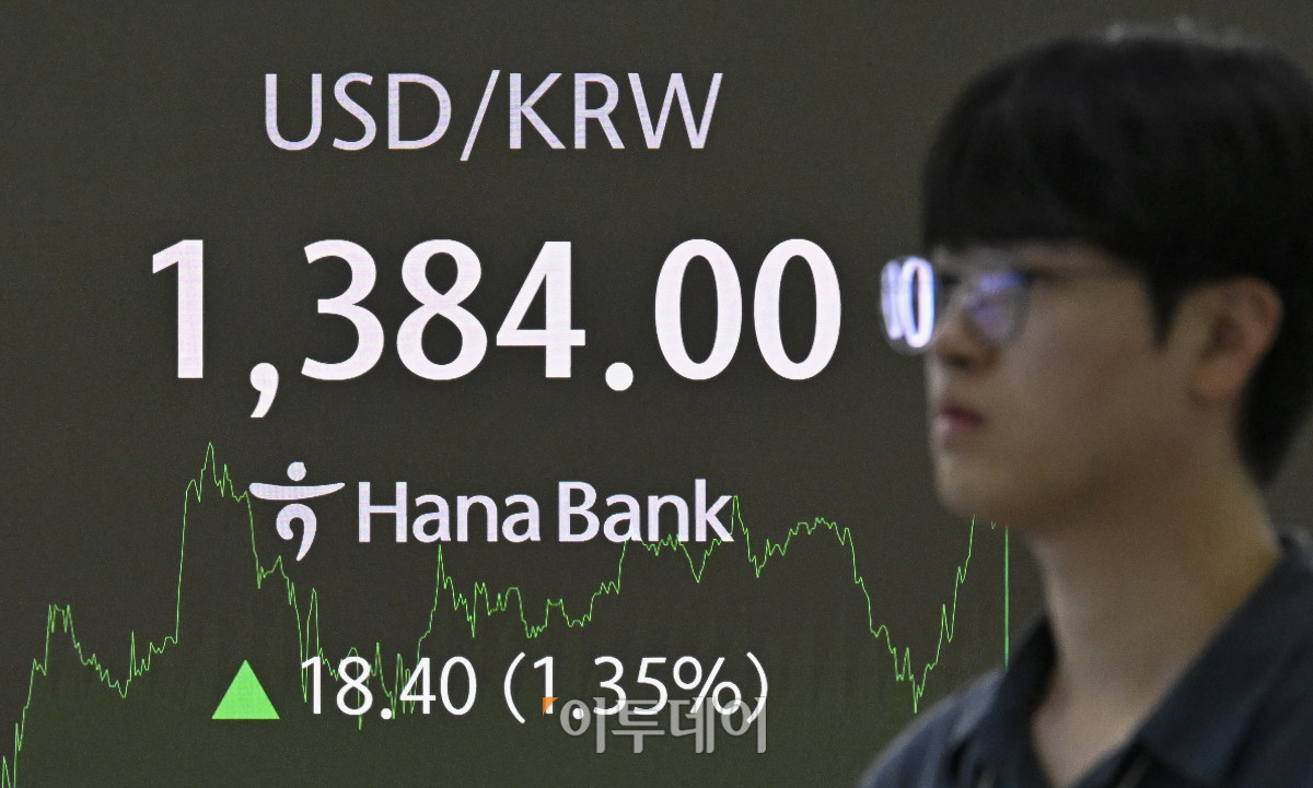 ▲원·달러 환율이 중동 위기 고조로 1380원 중반까지 치솟으며 1400원대를 위협하는 가운데 23일 서울 중구 하나은행 딜링룸 전광판에 원·달러 환율이 표시돼 있다. 이날 원·달러 환율은 종가 기준 1384.00원을 나타냈다. 조현호 기자 hyunho@