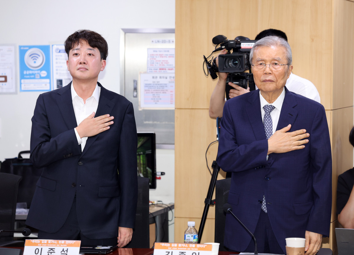 ▲이준석 개혁신당 의원과 김종인 개혁신당 전 상임고문이 23일 오후 서울 여의도 국회 의원관에서 열린 대선 평가 세미나에서 국민의례하고 있다. 2025.06.23. (뉴시스)
