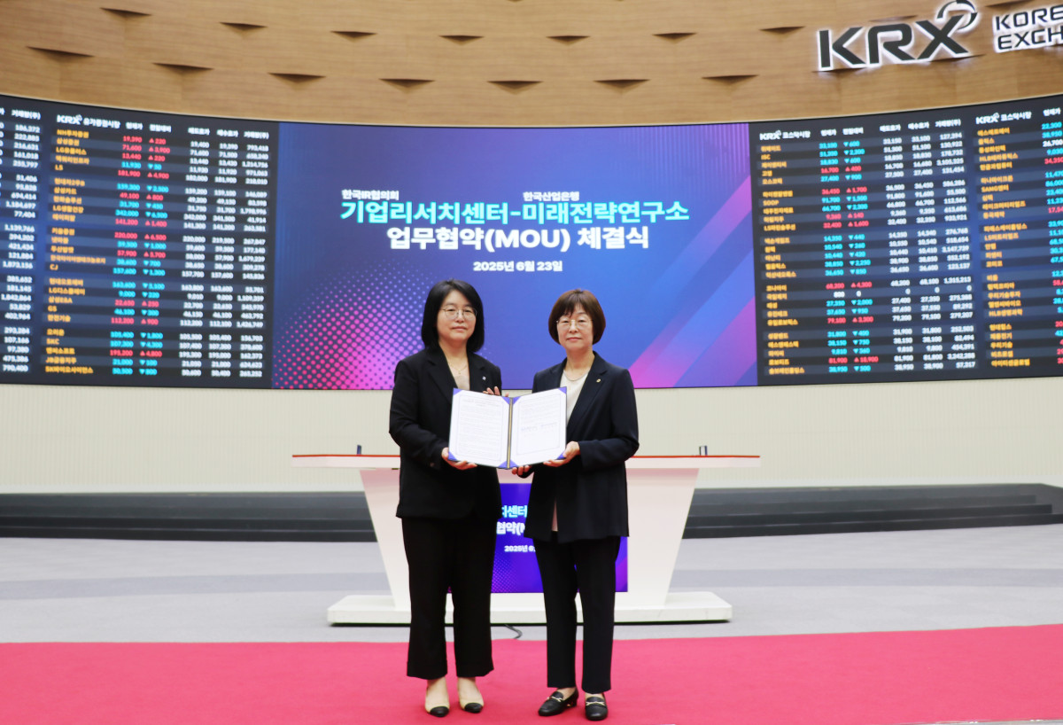 ▲황우경 한국IR협의회 기업리서치센터 대표(사진 왼쪽)와 박윤선 한국산업은행 미래전략연구소 소장이 23일 기업·산업 분석정보의 활용 촉진을 위한 업무협약(MOU)을 체결하고 기념 촬영을 하고 있다. (사진=한국거래소)