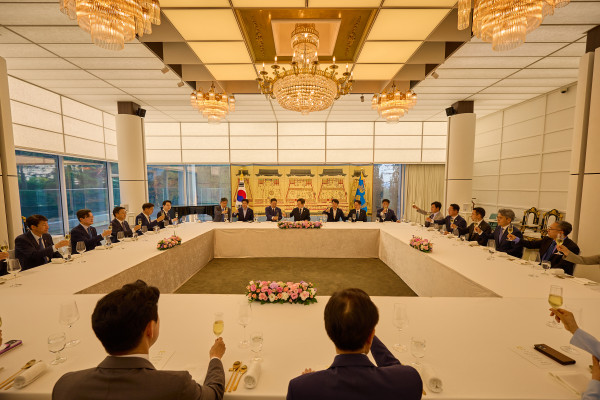 ▲이재명 대통령이 23일 한남동 관저에서 더불어민주당 원내지도부와 만찬을 하고 있다. 2025.6.23 (사진제공=대통령실 )