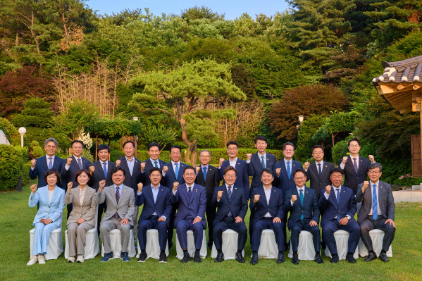 ▲이재명 대통령이 23일 한남동 관저에서 더불어민주당 원내지도부와 만찬에 앞서 기념촬영을 하고 있다. 2025.6.23 (사진제공=대통령실)