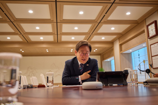 ▲이재명 대통령이 23일 용산 대통령실에서 프라보워 수비안토 인도네시아 대통령과 블루투스 스피커로 통화하고 있다. 2025.6.23 (사진제공=대통령실 )