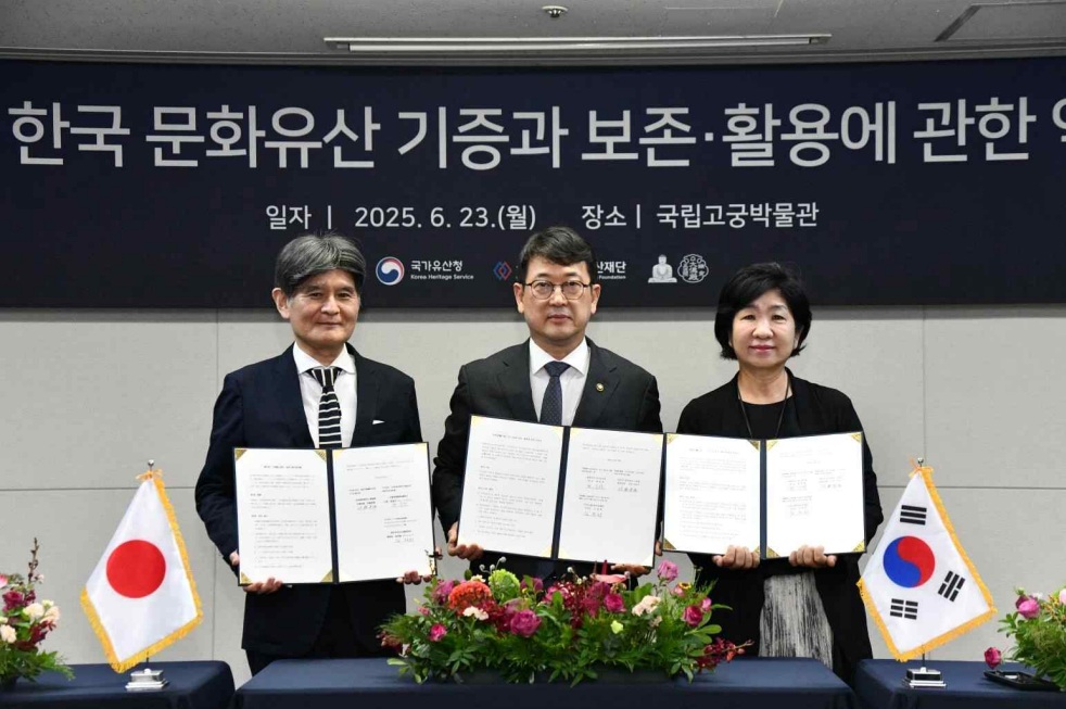 ▲23일 국립고궁박물관 강당에서 ‘관월당’ 부재를 한국으로 정식 양도하는 기증협약서에 서명 후 기념촬영하는 관계자들의 모습. 왼쪽부터 사토 다카오 고덕원 주지, 최응천 국가유산청장, 김정희 국외소재문화유산재단 이사장. (국가유산청)