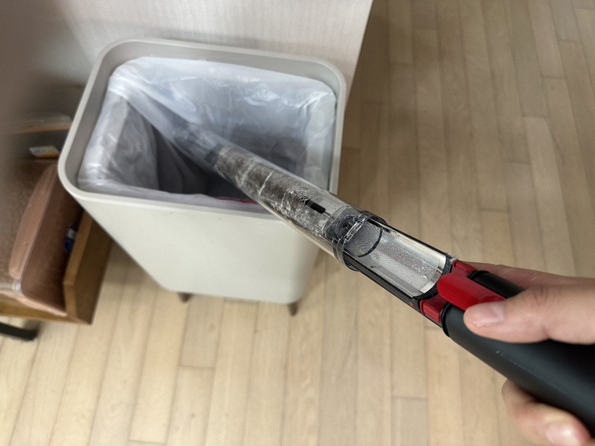▲다이슨 ‘펜슬백’의 먼지통을 비우는 모습. 별도의 먼지 봉투를 사용하지 않고 버튼 하나로 가볍게 먼지를 비울 수 있다. (이수진 기자)