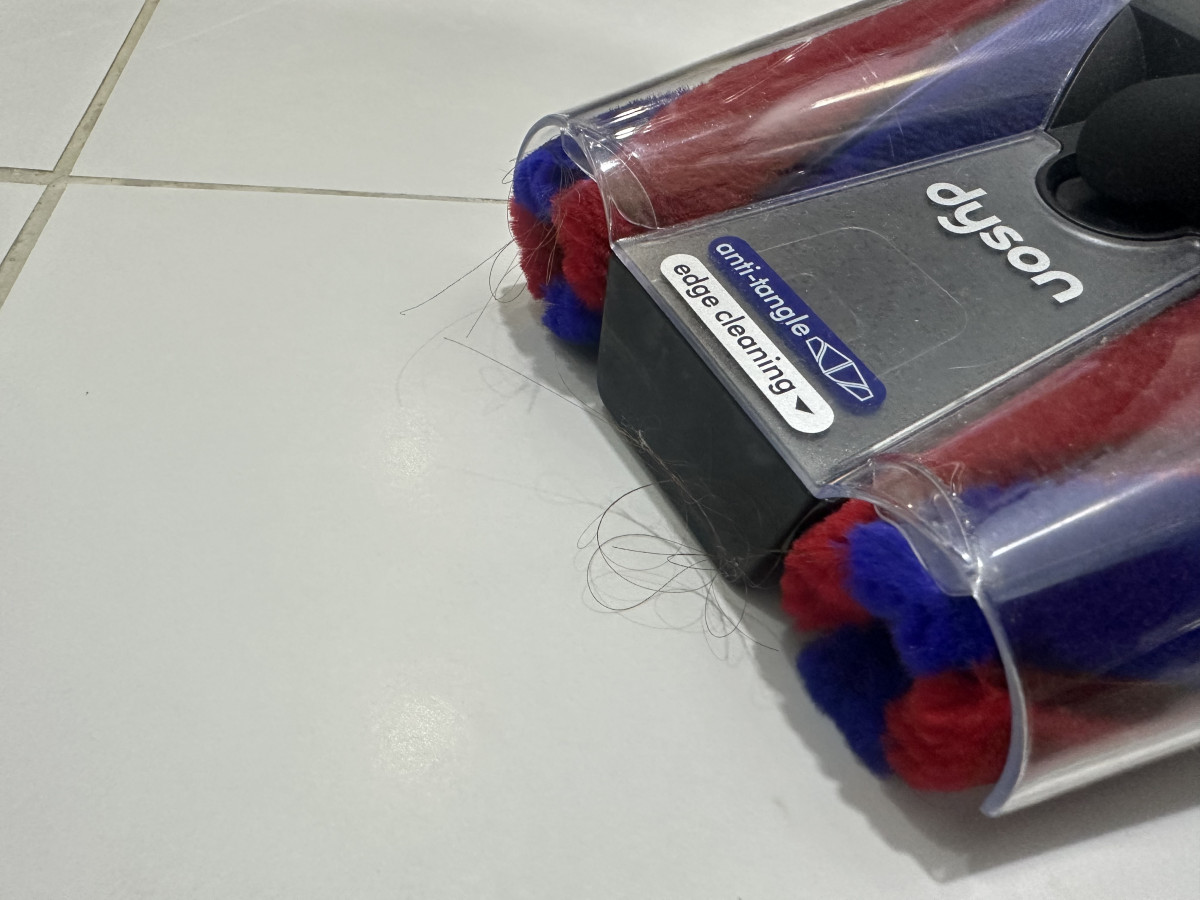 ▲다이슨 ‘펜슬백’ 헤드 롤러인 ‘플러피 콘’이 머리카락을 뭉쳐서 바깥으로 내보내는 모습. 머리카락 엉킴 현상을 방지해준다. (이수진 기자)