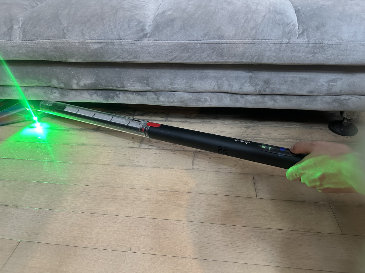 ▲다이슨 ‘펜슬백’으로 좁은 가구 아래도 손쉽게 청소가 가능한 모습. (이수진 기자)