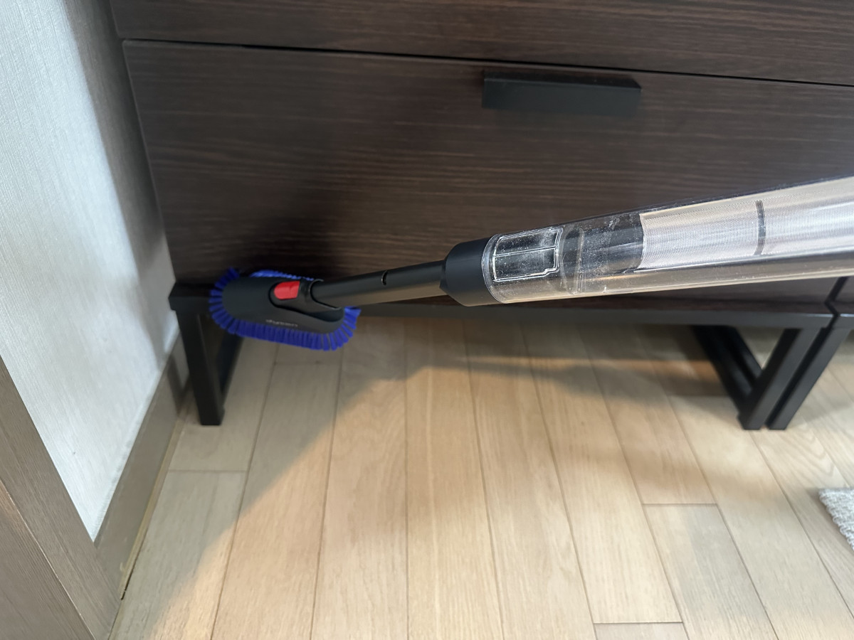 ▲다이슨 ‘펜슬백’ 콤비 크레비스 툴을 이용해 좁은 틈새를 청소하는 모습.  (이수진 기자)