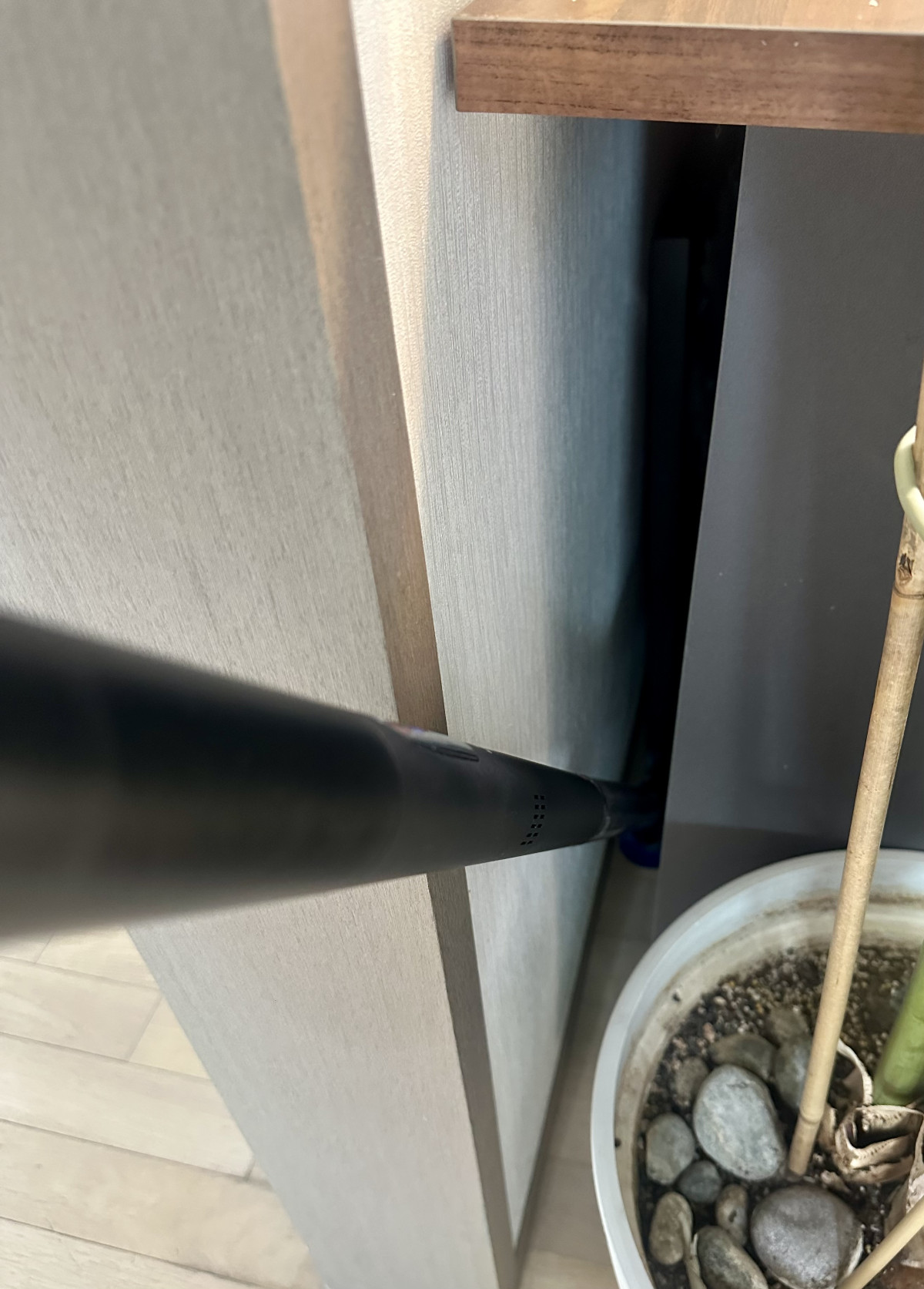 ▲좁은 공간도 청소가 가능한 다이슨 ‘펜슬백’ 제품. 브러시 제품인 ‘콤비 크레비스 툴’을 장착했다. (이수진 기자)