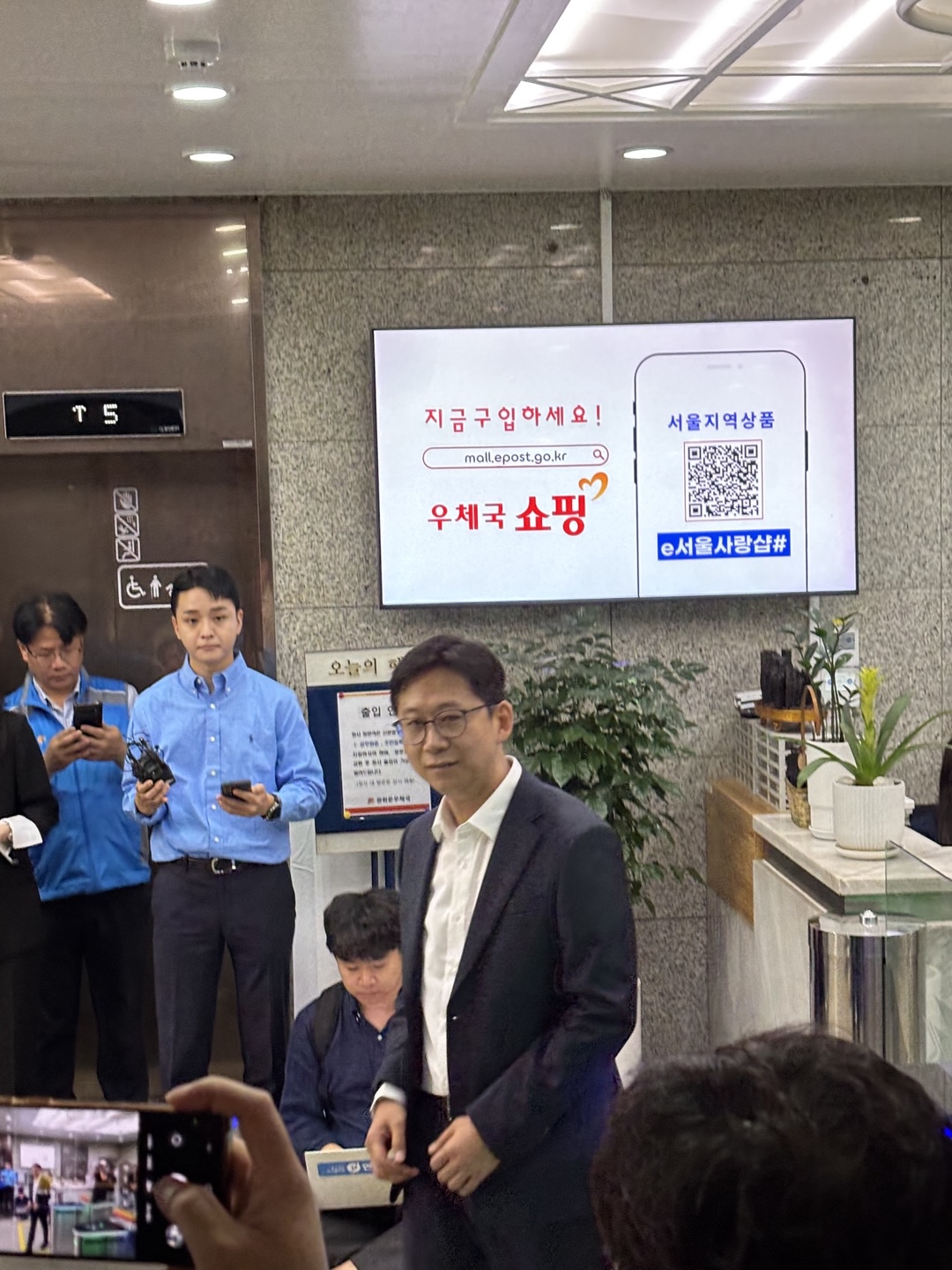 ▲배경훈 과학기술정보통신부 장관 후보자는 24일 오전 인사청문회 준비 사무소가 마련된 서울 광화문우체국으로 첫 출근하고 있다.  (김나리 기자 )