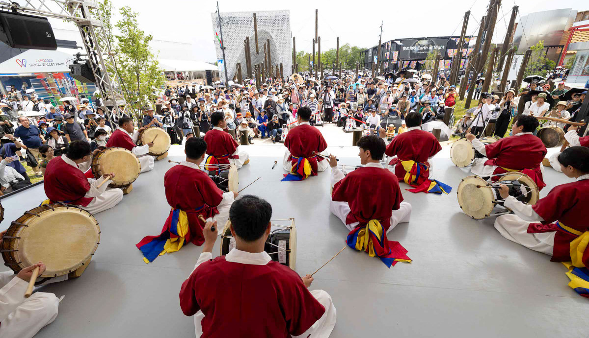 ▲22일 '2025 오사카엑스포' 야외 팝업스테이지에서 크라운해태제과 임직원들이 사물놀이 공연을 선보이고 있다. (사진제공=크라운해태제과)