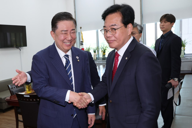 ▲더불어민주당 김병기 당대표 직무대행 겸 원내대표와 국민의힘 송언석 원내대표가 18일 서울 여의도 국회 더불어민주당 원내대표실에서 추경안, 원구성 등 현안을 논의한 뒤 헤어지며 악수하고 있다. 2025.6.18 (연합뉴스)