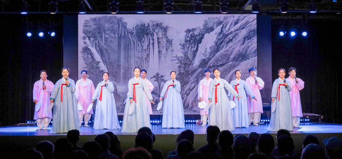 ▲23일 '2025 오사카엑스포' 실내 페스티벌 스테이션에서 크라운해태제과 임직원들이 '경기민요'를 공연하고 있다. (사진제공=크라운해태제과)
