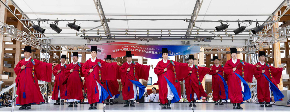 ▲22일 '2025 오사카엑스포' 야외 팝업스테이지에서 크라운해태제과 임직원들이 '종묘제례일무'를 공연하고 있다. (사진제공=크라운해태제과)