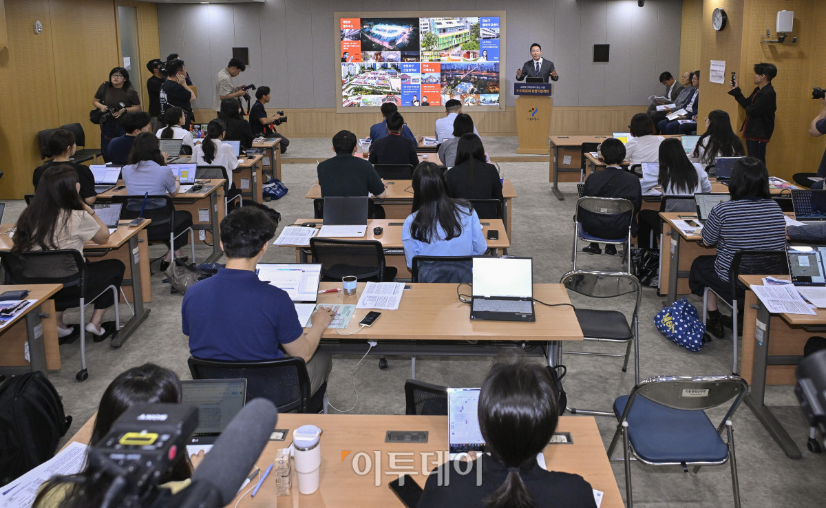 ▲오세훈 서울시장이 24일 서울 중구 서울시청에서 K-건축문화 종합지원계획을 발표하고 있다. 조현호 기자 hyunho@