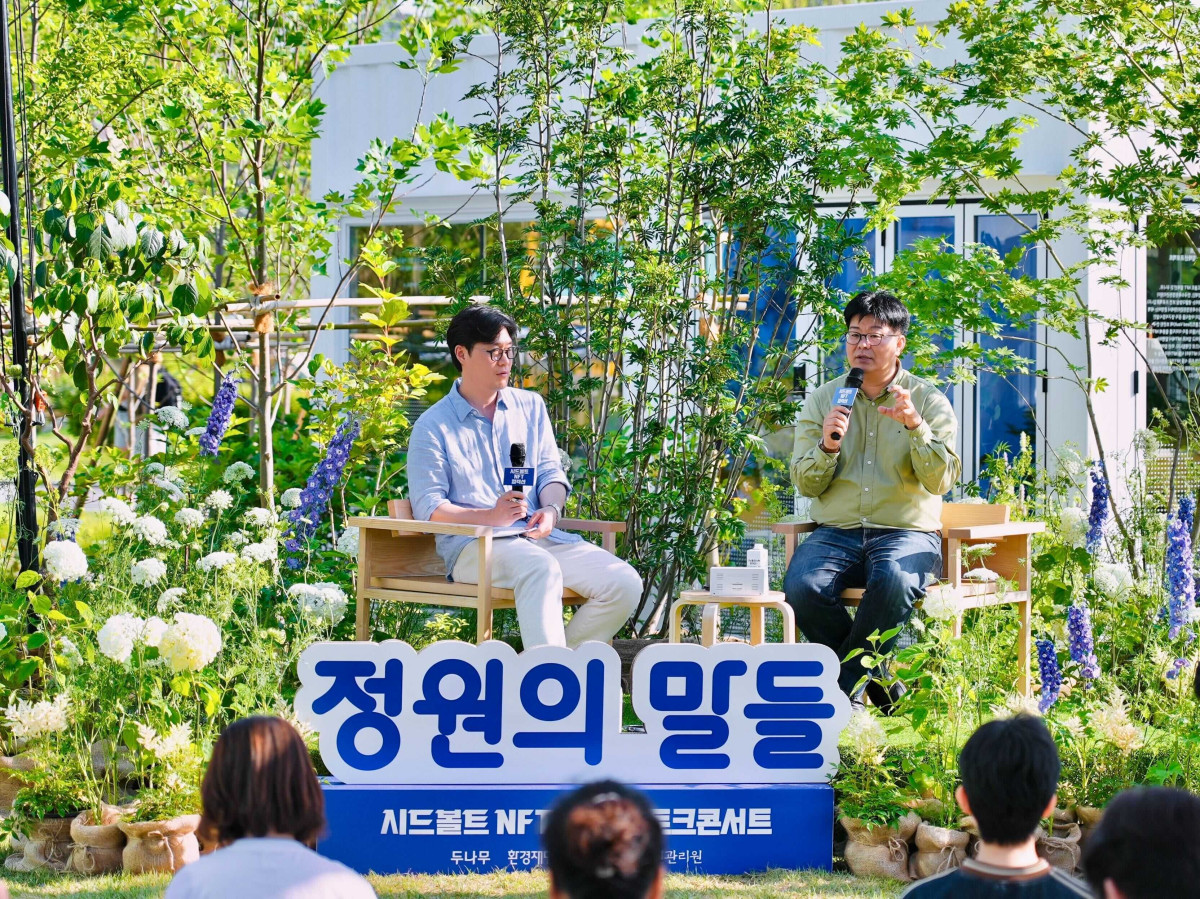 ▲두나무가 주최한 시드볼트 NFT 컬렉션 토크콘서트 '정원의 말들'에서 오승훈 MBC 아나운서(왼쪽)와 정재승 카이스트 교수(오른쪽)가 이야기를 나누고 있다. (사진=두나무)
