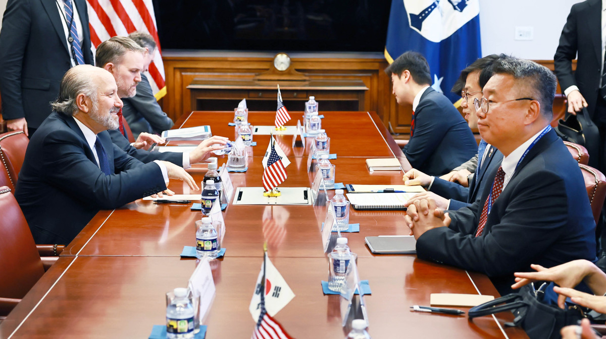 ▲여한구(오른쪽 두 번째) 산업통상자원부 통상교섭본부장이 지난달 23일 미국 워싱턴 D.C 상무부 청사에서 하워드 러트닉(왼쪽) 미국 상무장관, 제이미슨 그리어(왼쪽에서 두 번째) 미국무역대표부 대표와 만나 미국 관세 조치 관련 우리 입장을 전달하고 상호호혜적인 협력방안 등을 논의하고 있다.  (사진제공=산업통상자원부)