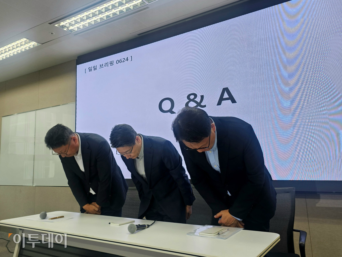 ▲24일 SKT는 서울시 중구 삼화타워에서 침해 사고 관련 일일브리핑을 열었다. 사진은 왼쪽부터 김희섭 PR센터장, 임봉호MNO사업부장, 류정환 네트워크인프라 센터장 (이은주 기자 letswin@)