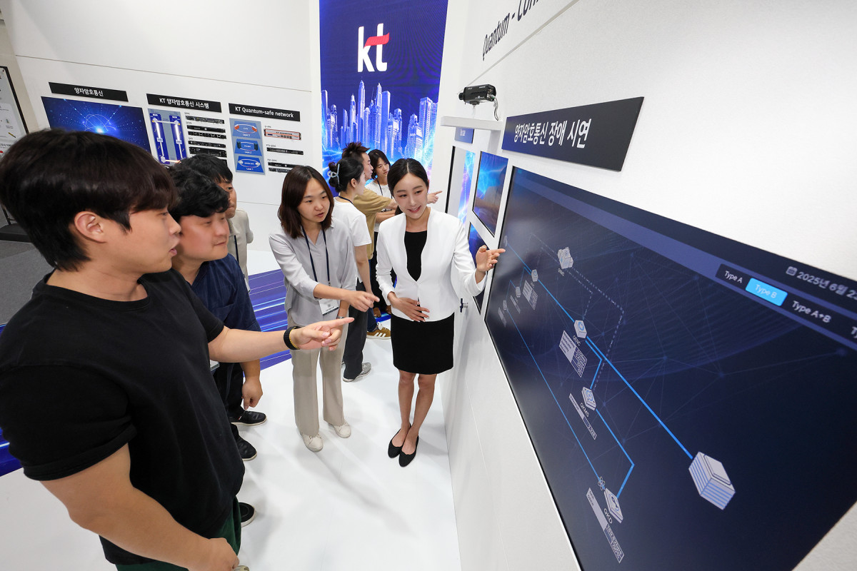 ▲ KT가 서울시 서초구 aT센터 제2전시장에서 열리는 ‘퀀텀 코리아 2025’에 참가해 양자 양자암호통신 기술을 선보인다고 24일 밝혔다. (사진제공=KT)