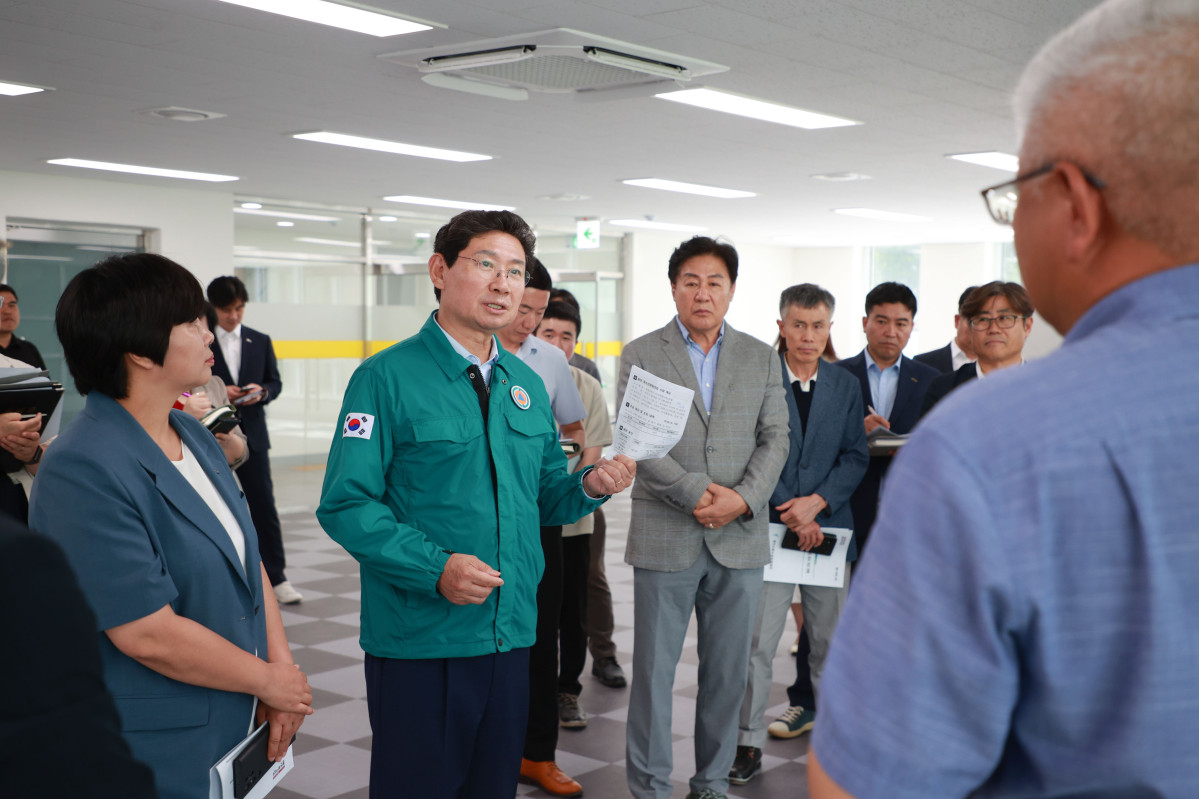 ▲동천청소년문화의집에서 이상일 시장이 철저한 하자 보수를 지시하고 있다. (용인특례시)