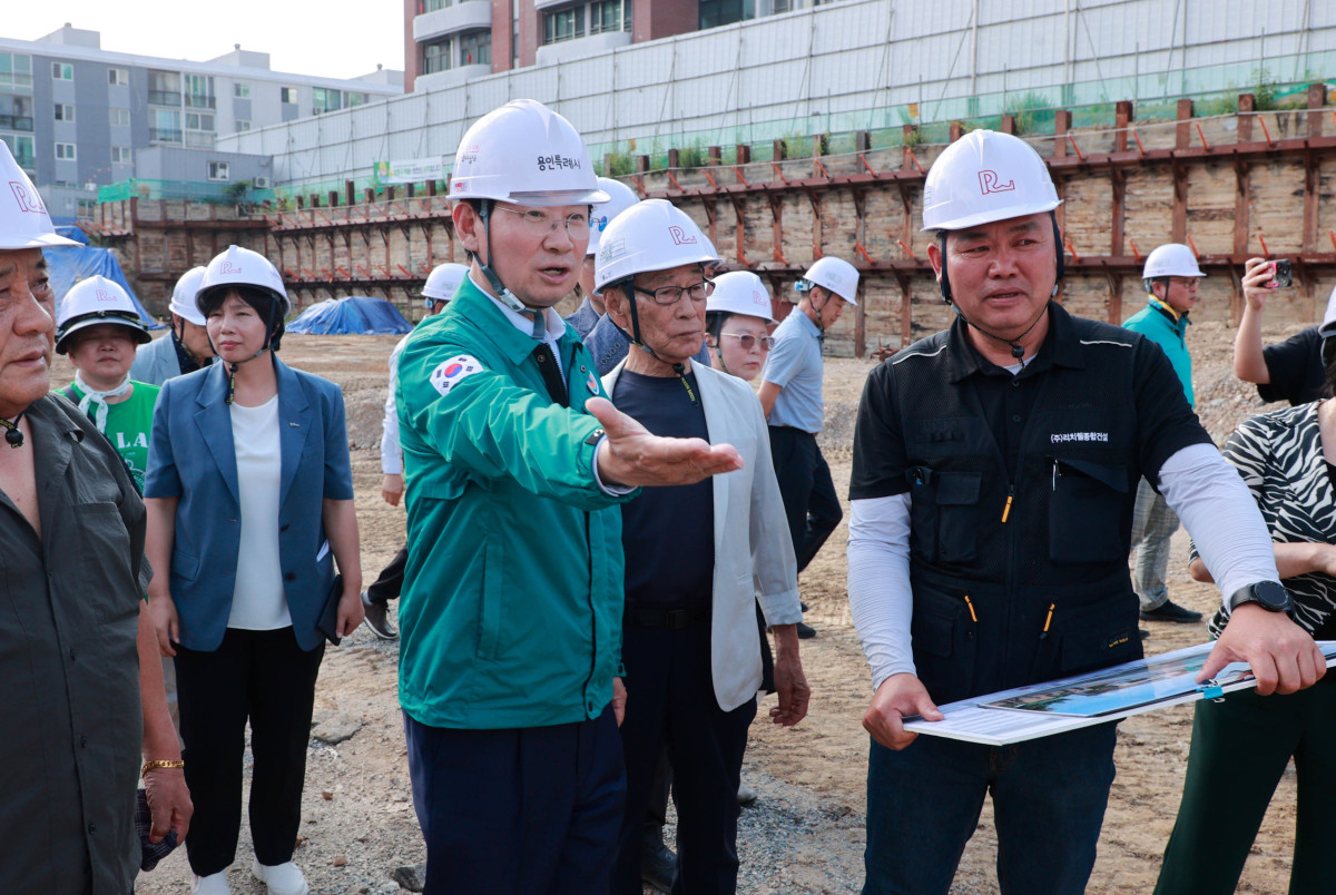 ▲옛 기흥중 부지에 추진 중인 다목적체육시설 건설 현장에서 이상일 시장이 현장 점검을 하고 있다. (용인특례시)