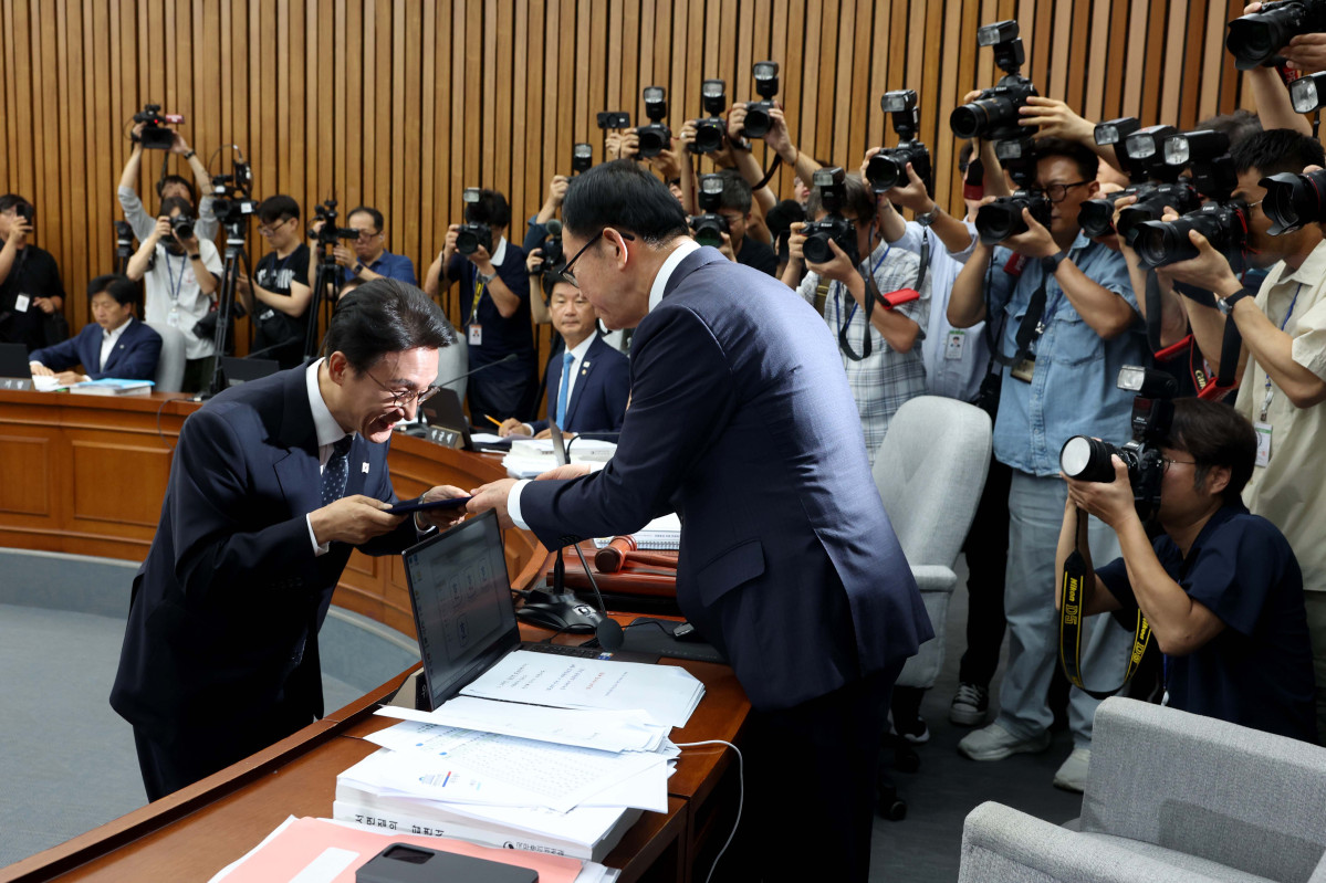 ▲김민석(왼쪽) 국무총리 후보자가 24일 서울 여의도 국회에서 열린 인사청문회에서 이종배 인사청문특위 위원장에게 선서문을 제출하고 있다. 신태현 기자 holjjak@