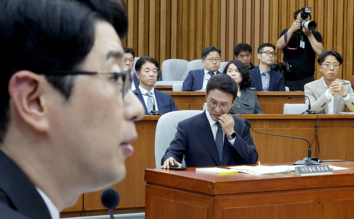 ▲김민석 국무총리 후보자가 24일 서울 여의도 국회에서 열린 인사청문회에서 주진우 국민의힘 의원의 발언을 듣고 있다. 신태현 기자 holjjak@