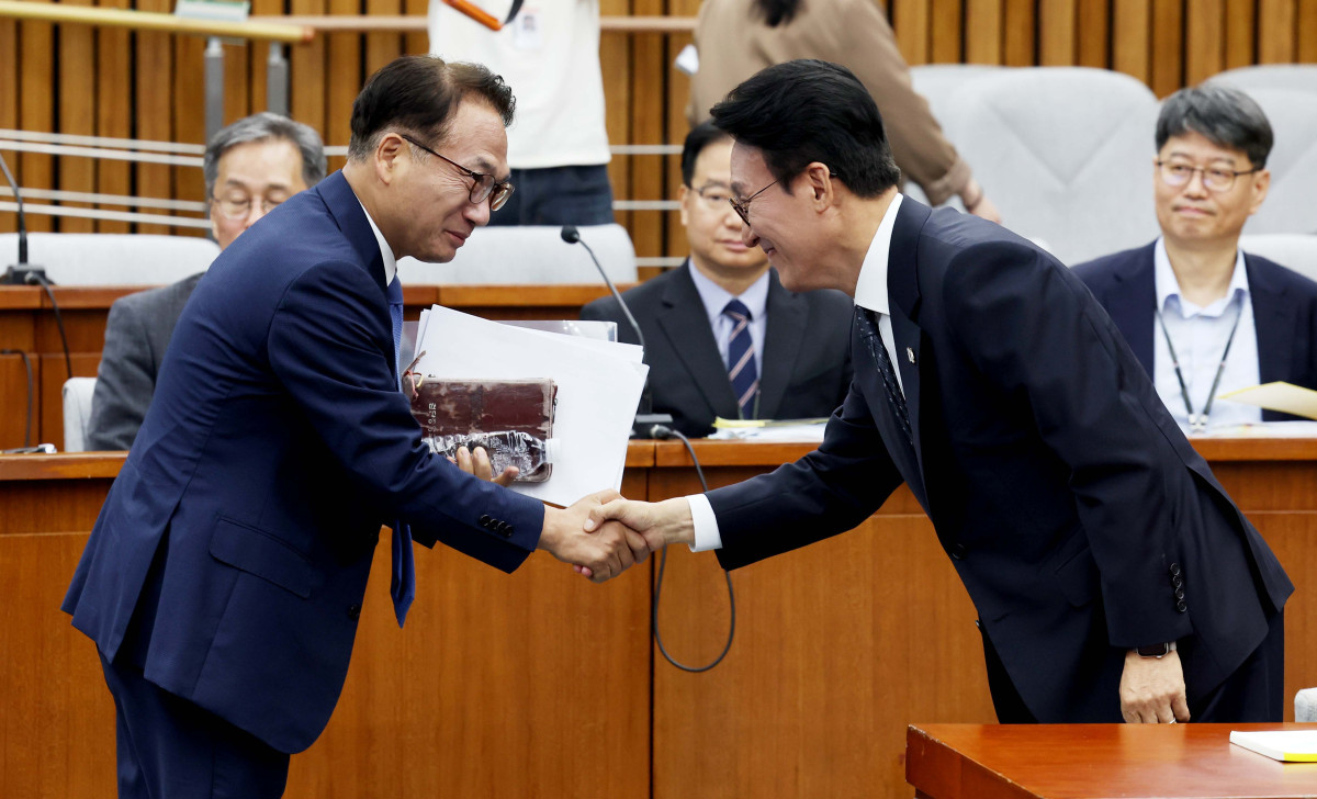 ▲김민석(오른쪽) 국무총리 후보자가 24일 서울 여의도 국회에서 열린 인사청문회에서 박선원 더불어민주당 의원과 인사하고 있다. 신태현 기자 holjjak@