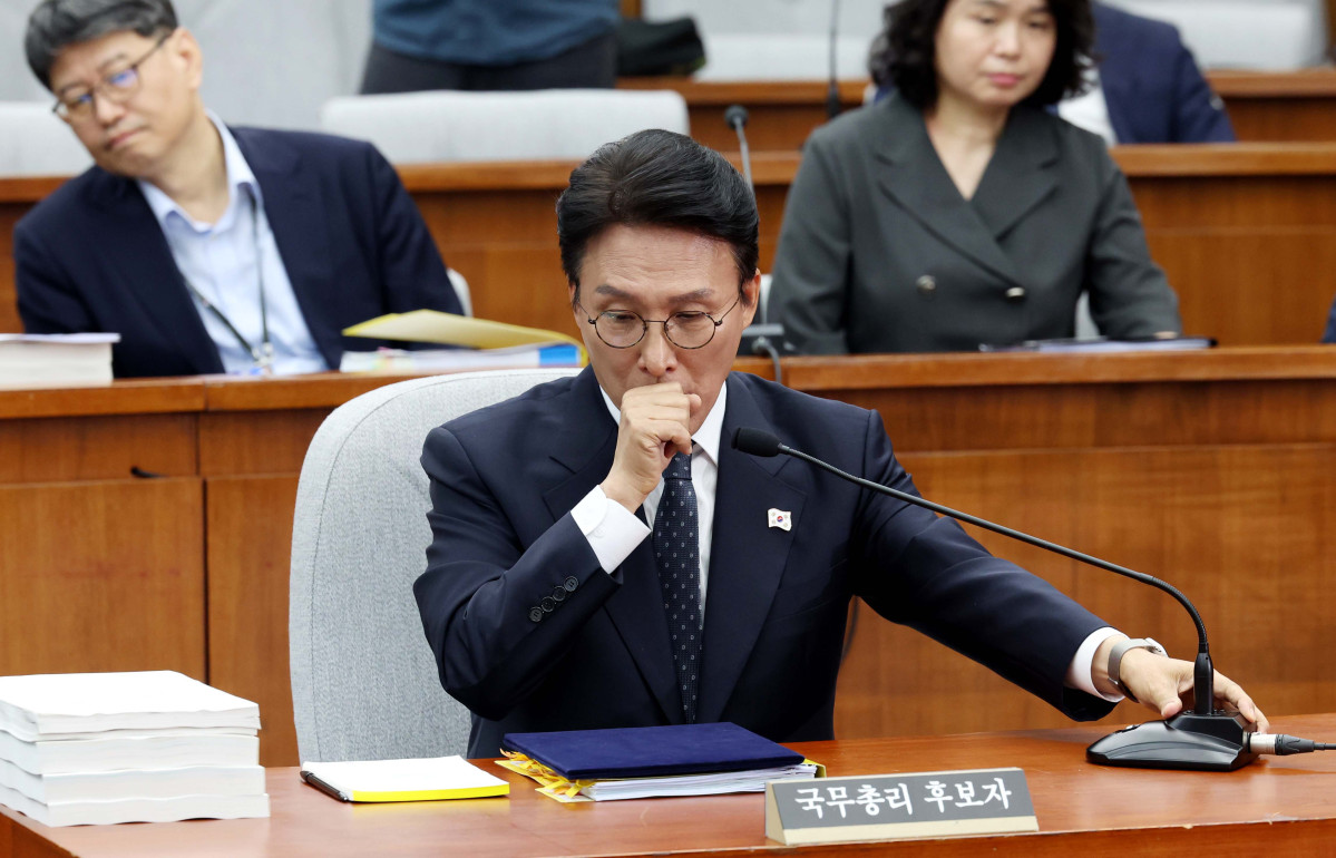▲김민석 국무총리 후보자가 24일 서울 여의도 국회에서 열린 인사청문회에서 기침을 하고 있다. 신태현 기자 holjjak@