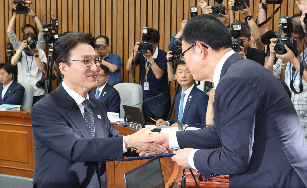 ▲김민석(왼쪽) 국무총리 후보자가 24일 서울 여의도 국회에서 열린 인사청문회에서 이종배 인사청문특위 위원장에게 선서문을 제출하고 있다. 신태현 기자 holjjak@