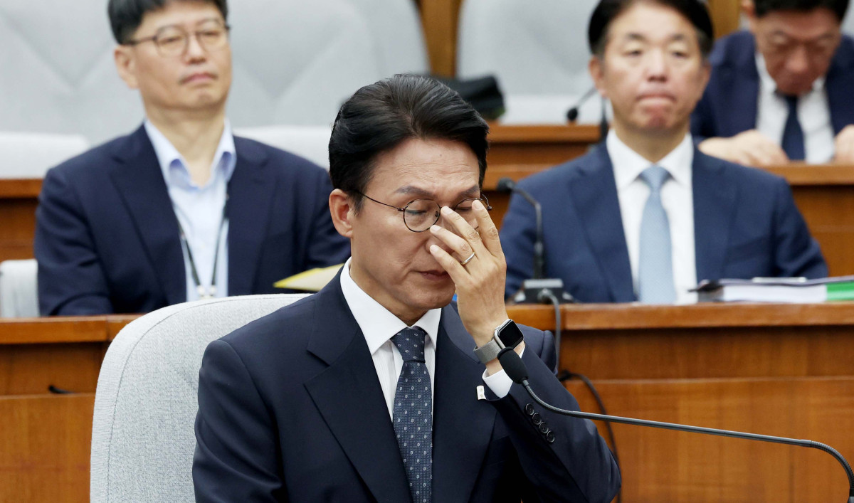 ▲김민석 국무총리 후보자가 24일 서울 여의도 국회에서 열린 인사청문회에서 안경을 고쳐쓰고 있다. 신태현 기자 holjjak@
