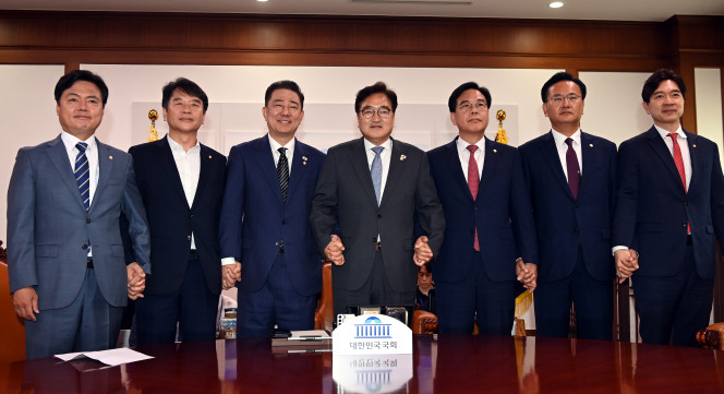 ▲우원식 국회의장과 여야 원내대표들이 24일 국회에서 추가경정예산안 처리를 위한 본회의 개최 일정과 상임위원장 재배분 문제 등을 논의하기 위해 회동하고 있다.    왼쪽부터 더불어민주당 김현정 원내대변인, 문진석 원내수석부대표, 김병기 당 대표 직무대행 겸 원내대표, 우원식 국회의장, 국민의힘 송언석 원내대표, 유상범 원내수석부대표, 박성훈 원내대변인. 2025.6.24 [공동취재] (연합뉴스)