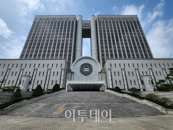 ▲성매매 단속 과정에서 촬영 피해를 둘러싼 손해배상 소송이 진행 중인 24일, 맑은 하늘 아래 서울중앙지법 건물이 웅장하게 보이고 있다.