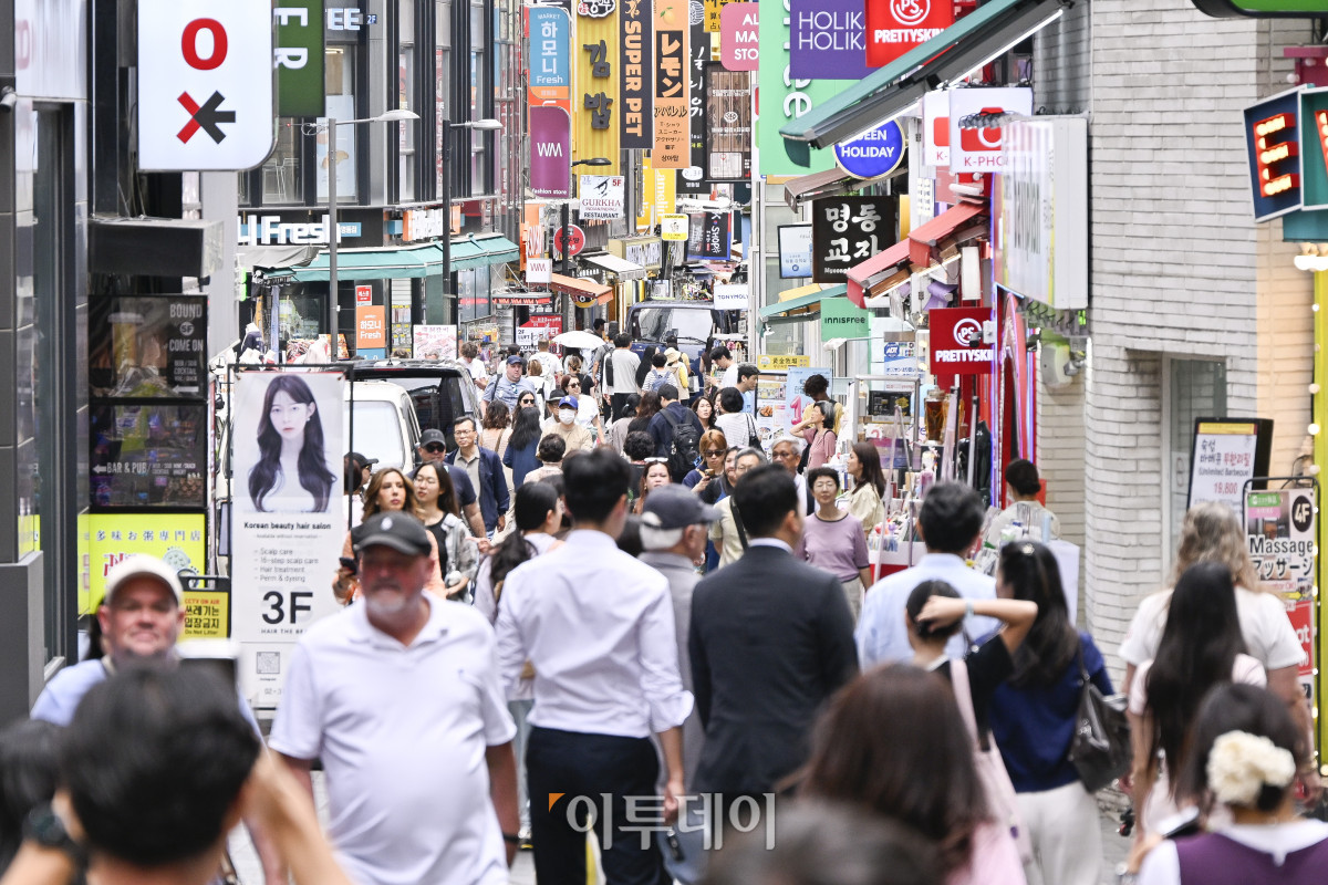 ▲새 정부 출범과 2차 추가경정예산(추경) 효과 등에 대한 기대로 소비자심리지수가 석 달 연속 상승했다. 한국은행이 24일 발표한 ‘소비자동향조사’ 결과에 따르면 6월 소비자심리지수(CCSI)는 108.7로 5월(101.8)보다 6.9포인트 올랐다. 지수는 지난해 12월 비상계엄으로 12.5포인트 급락한 뒤 오르내리다가 4월(93.8)과 5월(101.8)에 이어 6월까지 석달째 상승세를 이어갔다. 절대 수준도 2021년 6월(111.1) 이후 4년 만에 가장 높다. 이날 서울 중구 명동 거리가 점심시간을 맞아 거리로 나온 시민들로 북적이고 있다. 조현호 기자 hyunho@