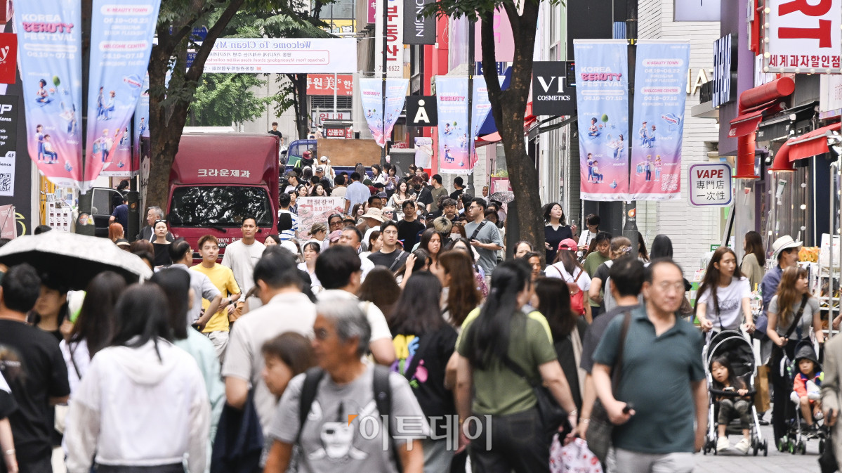 ▲새 정부 출범과 2차 추가경정예산(추경) 효과 등에 대한 기대로 소비자심리지수가 석 달 연속 상승했다. 한국은행이 24일 발표한 ‘소비자동향조사’ 결과에 따르면 6월 소비자심리지수(CCSI)는 108.7로 5월(101.8)보다 6.9포인트 올랐다. 지수는 지난해 12월 비상계엄으로 12.5포인트 급락한 뒤 오르내리다가 4월(93.8)과 5월(101.8)에 이어 6월까지 석달째 상승세를 이어갔다. 절대 수준도 2021년 6월(111.1) 이후 4년 만에 가장 높다. 이날 서울 중구 명동 거리가 점심시간을 맞아 거리로 나온 시민들로 북적이고 있다. 조현호 기자 hyunho@