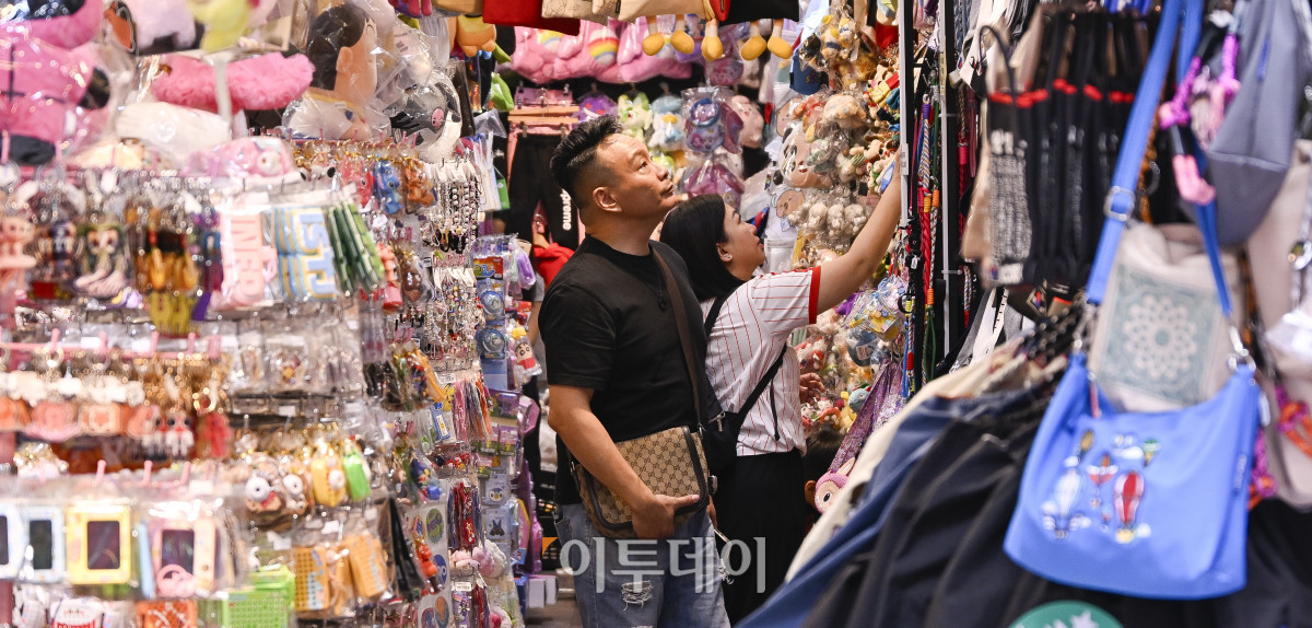 ▲새 정부 출범과 2차 추가경정예산(추경) 효과 등에 대한 기대로 소비자심리지수가 석 달 연속 상승했다. 한국은행이 24일 발표한 ‘소비자동향조사’ 결과에 따르면 6월 소비자심리지수(CCSI)는 108.7로 5월(101.8)보다 6.9포인트 올랐다. 지수는 지난해 12월 비상계엄으로 12.5포인트 급락한 뒤 오르내리다가 4월(93.8)과 5월(101.8)에 이어 6월까지 석달째 상승세를 이어갔다. 절대 수준도 2021년 6월(111.1) 이후 4년 만에 가장 높다. 이날 서울 중구 명동의 한 잡화점에서 시민들이 물건을 살펴보고 있다. 조현호 기자 hyunho@