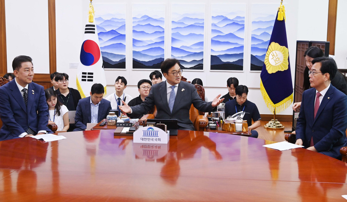 ▲우원식 국회의장이 24일 오전 서울 여의도 국회에서 김병기 더불어민주당 당대표 직무대행 겸 원내대표와 송언석 국민의힘 원내대표와 대화하고 있다. 신태현 기자 holjjak@