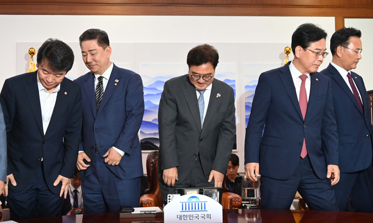 ▲우원식 국회의장이 24일 오전 서울 여의도 국회에서 김병기 더불어민주당 당대표 직무대행 겸 원내대표와 송언석 국민의힘 원내대표와 대화하기에 앞서 기념사진을 찍은 뒤 자리로 돌아가고 있다. 신태현 기자 holjjak@