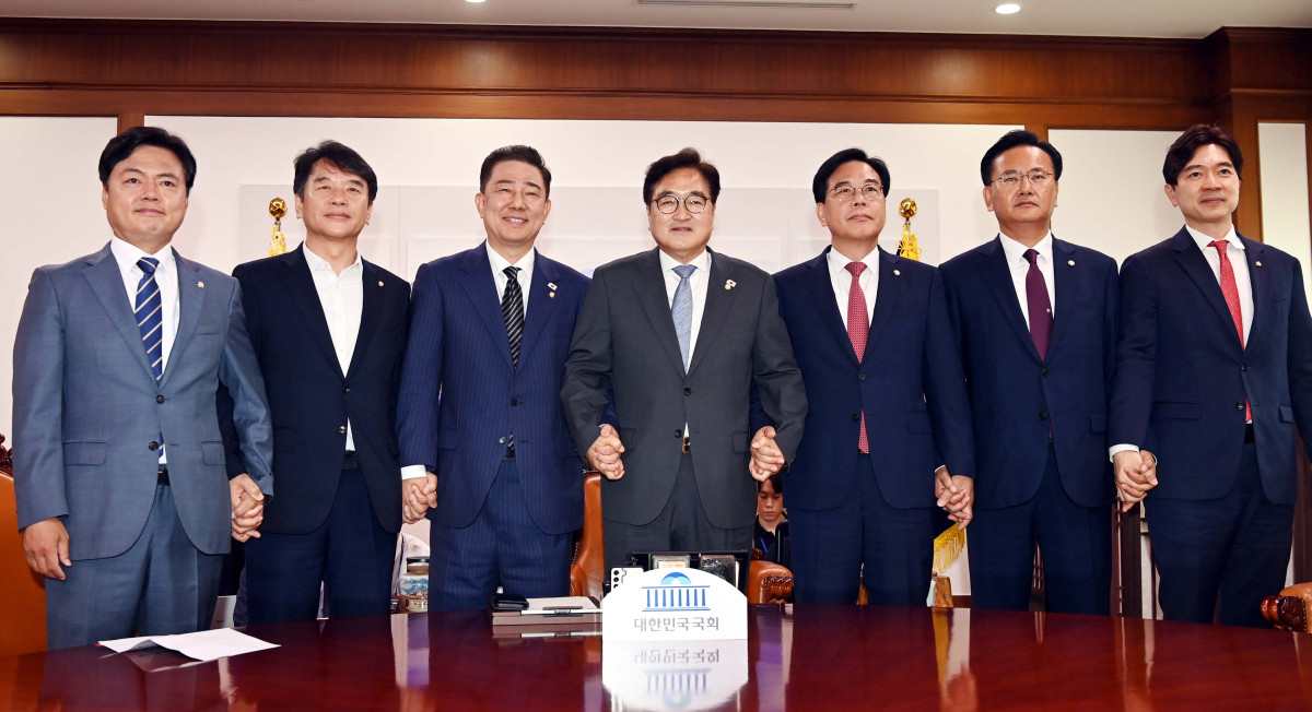 ▲우원식 국회의장, 김병기 더불어민주당 대표 직무대행 겸 원내대표, 송언석 국민의힘 원내대표 등이 24일 오전 서울 여의도 국회에서 우 의장 주재로 열린 양당 원내대표 회동에서 기념촬영을 하고 있다. 왼쪽부터 김현정 더불어민주당 원내대변인, 문진석 더불어민주당 원내수석부대표, 김 직무대행, 우 의장, 송 원내대표, 유상범 국민의힘 원내수석부대표, 박성훈 국민의힘 원내대변인. 신태현 기자 holjjak@