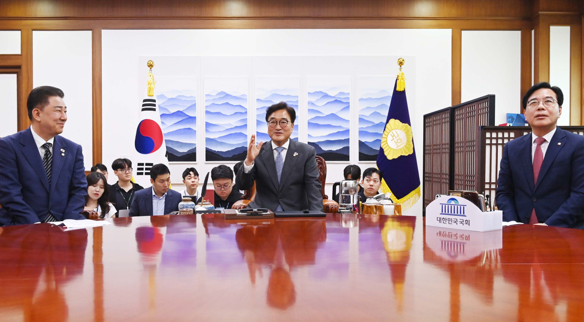 ▲우원식 국회의장이 24일 오전 서울 여의도 국회에서 김병기 더불어민주당 당대표 직무대행 겸 원내대표와 송언석 국민의힘 원내대표와 대화하고 있다. 신태현 기자 holjjak@