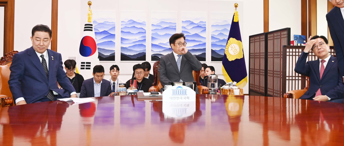 ▲우원식 국회의장이 24일 오전 서울 여의도 국회에서 김병기 더불어민주당 당대표 직무대행 겸 원내대표와 송언석 국민의힘 원내대표와 회동을 갖고 있다. 신태현 기자 holjjak@