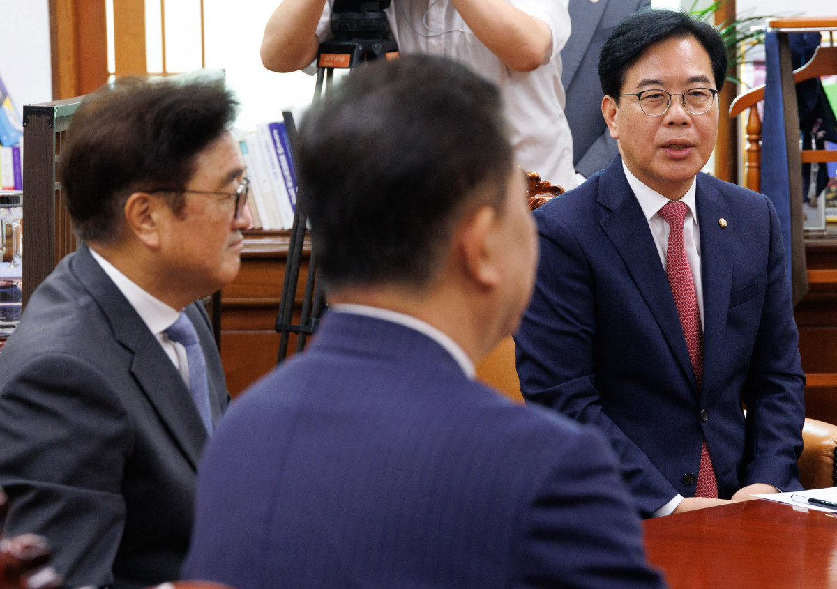 ▲송언석 국민의힘 원내대표가 24일 오전 서울 여의도 국회에서 우원식 국회의장 주재로 열린 양당 원내대표 회동에서 발언하고 있다. 신태현 기자 holjjak@