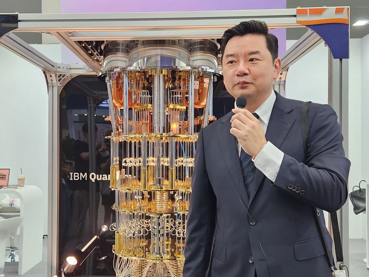▲표창희 IBM 상무가 24일 퀀텀코리아2025 IBM부스에서 IBM 양자컴퓨터 로드맵에 대해서 소개하고 있다. (안유리 기자 inglass@)