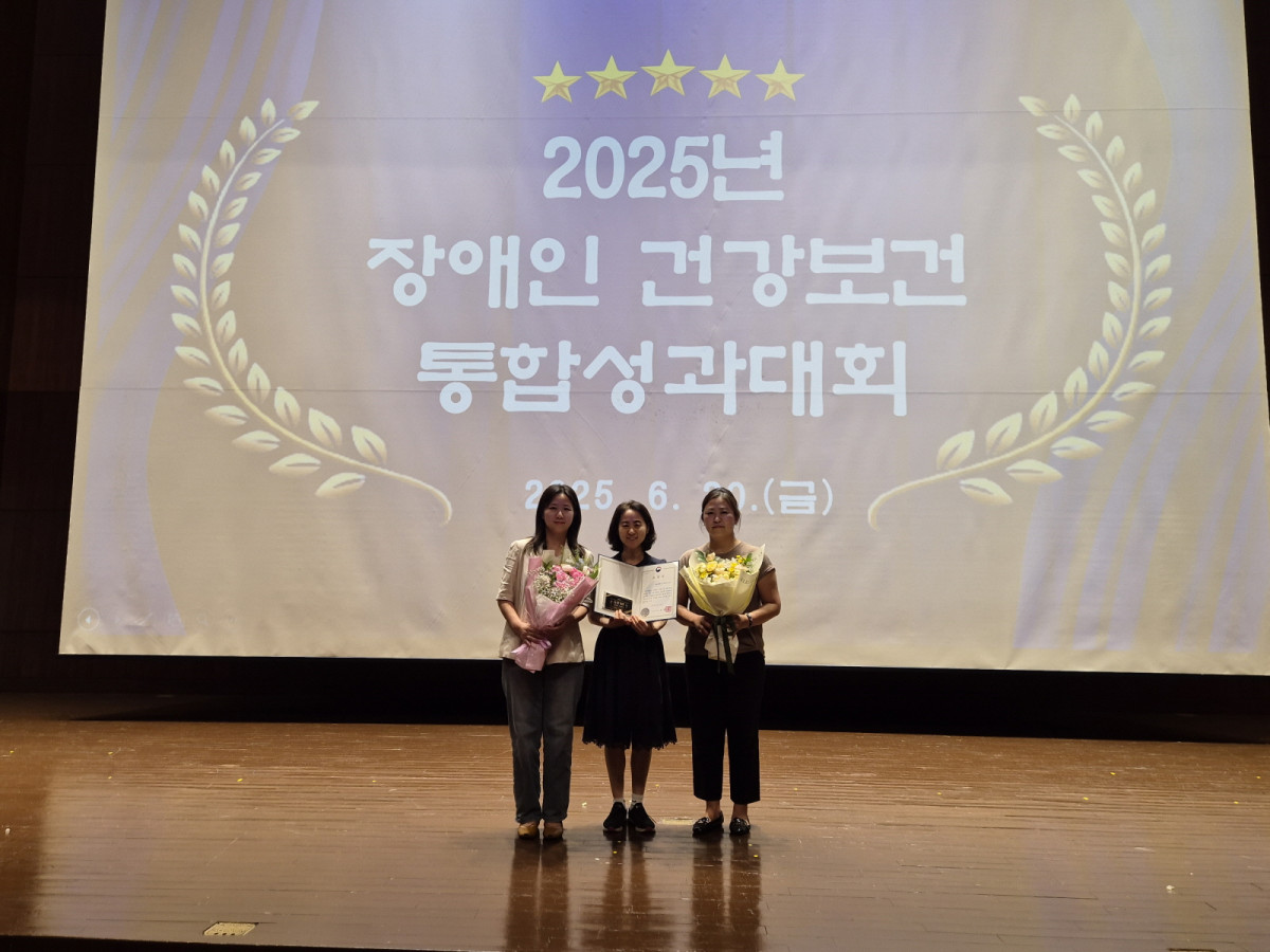 ▲20일 구로구 직원들이 보건복지부 장관 표창을 수상한 뒤 기념사진을 찍고 있다. (사진제공=구로구)