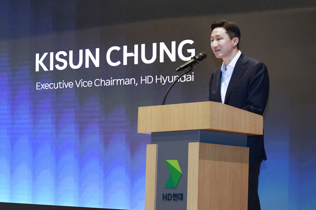 ▲정기선 HD현대 수석부회장이 24일 경기 판교 HD현대 글로벌R&D센터에서 열린 한·미 조선협력 전문가 포럼에서 개회사를 하고 있다. (HD현대)