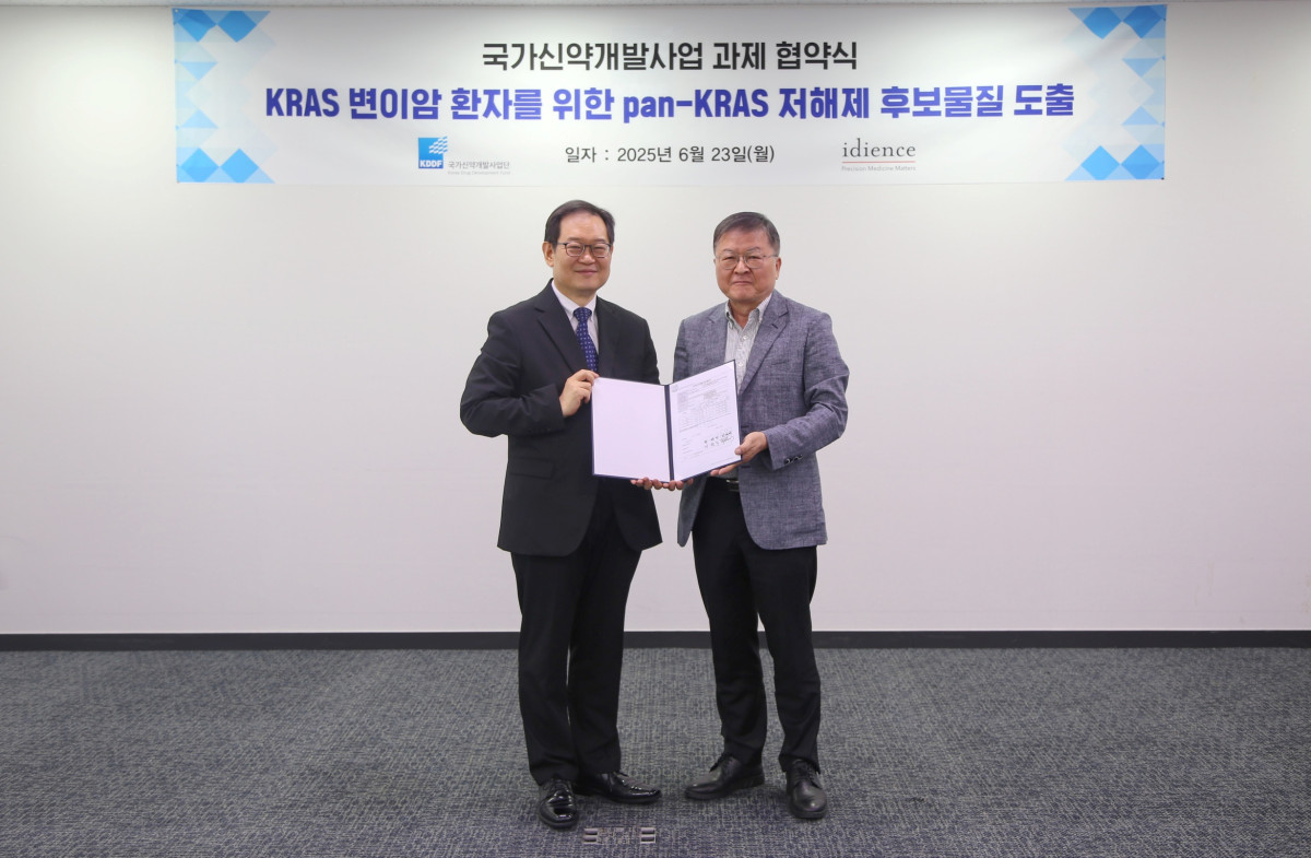 ▲(왼쪽부터) 이원식 아이디언스 대표와 박영민 국가신약개발사업단(KDDF) 단장이 23일 서울 마포구 KDDF 사무실에서 진행된 협약식에서 기념 촬영을 하고 있다.
(사진제공=아이디언스)