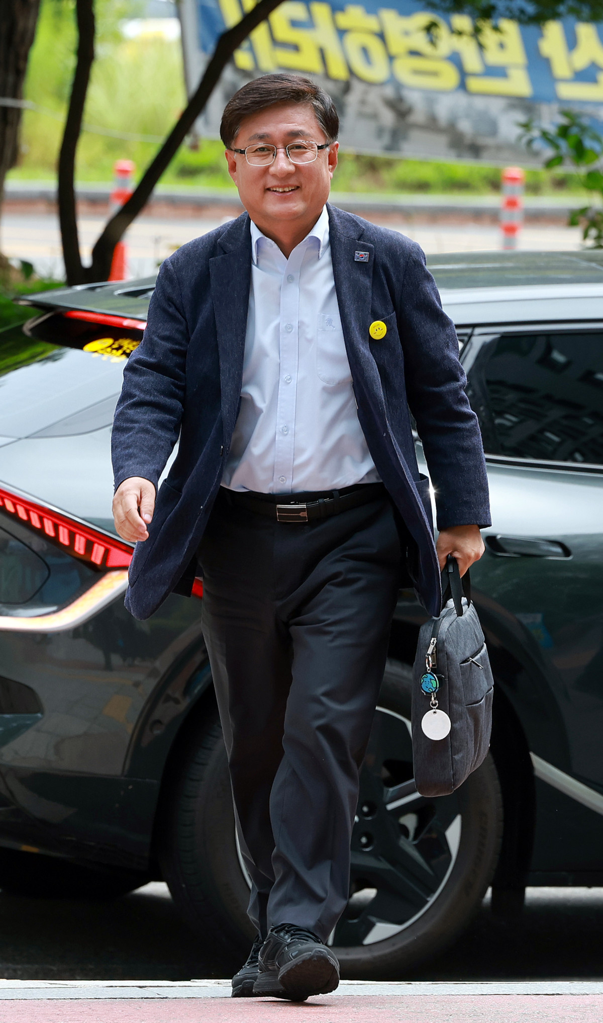 ▲<YONHAP PHOTO-2612> 첫 출근하는 김성환 환경부 장관 후보자    (서울=연합뉴스) 신현우 기자 = 김성환 환경부 장관 후보자가 24일 서울 영등포구 여의도 이룸센터에 마련된 인사청문회 준비 사무실로 출근하고 있다. 2025.6.24    nowwego@yna.co.kr/2025-06-24 10:47:44/<저작권자 ⓒ 1980-2025 ㈜연합뉴스. 무단 전재 재배포 금지, AI 학습 및 활용 금지>