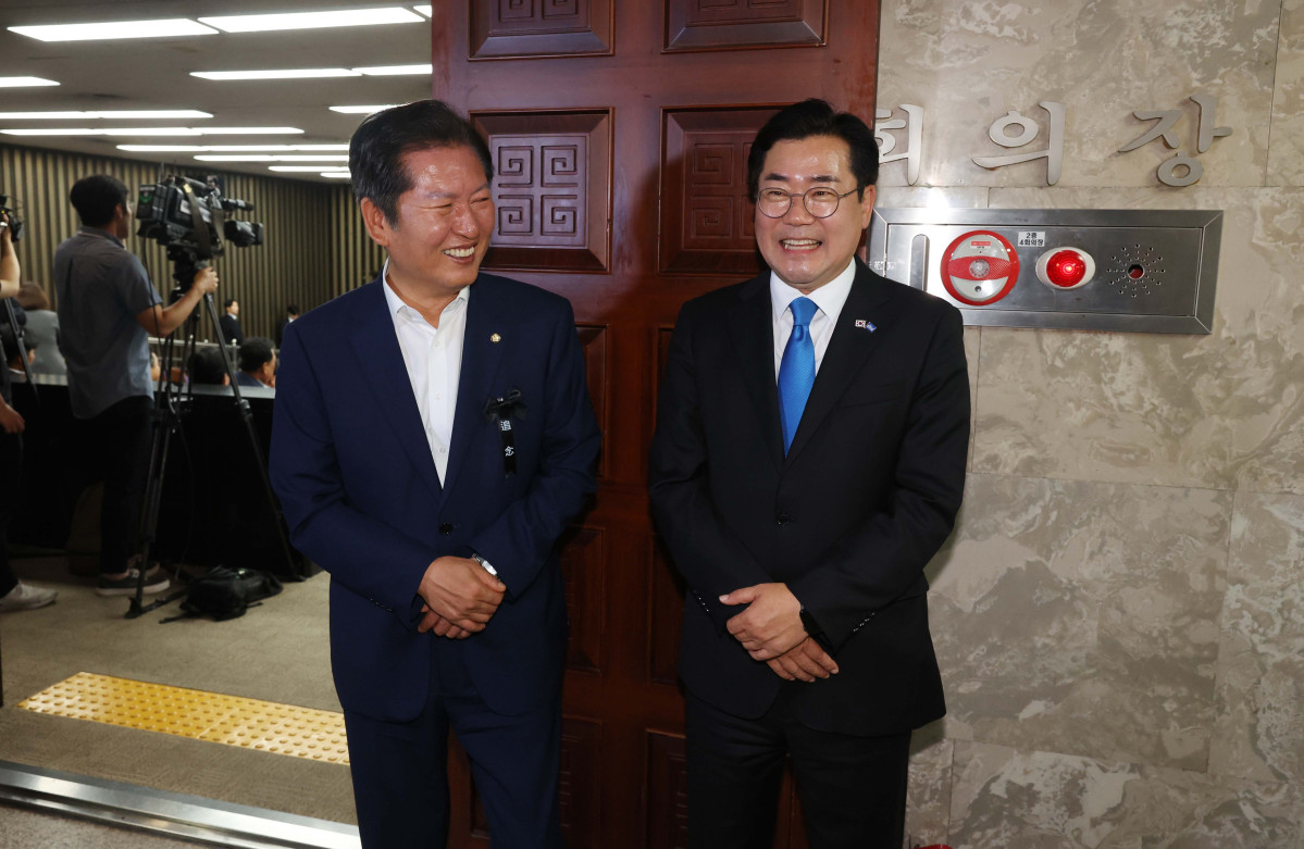 ▲당대표 출마를 선언한 정청래 더불어민주당 의원과 박찬대 의원이 24일 서울 여의도 국회에서 열린 더불어민주당 의원총회에 앞서 대화하고 있다. 신태현 기자 holjjak@