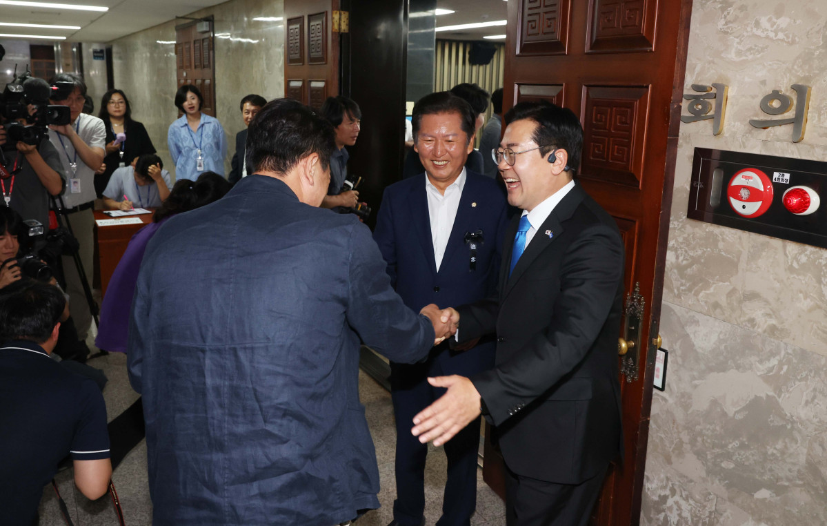 ▲당대표 출마를 선언한 정청래 더불어민주당 의원과 박찬대 의원이 24일 서울 여의도 국회에서 열린 더불어민주당 의원총회에 앞서 의원들과 인사하고 있다. 신태현 기자 holjjak@